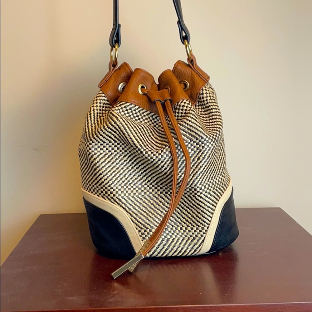 Elegant and modern bucket bag